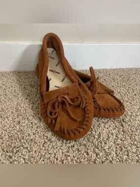 Minnetonka Women's Kitty New Hardsole Brown Suede Slip On Moccasin Flats, Size 8